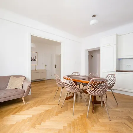 Powisle Riverside By Bookinghost * Warschau